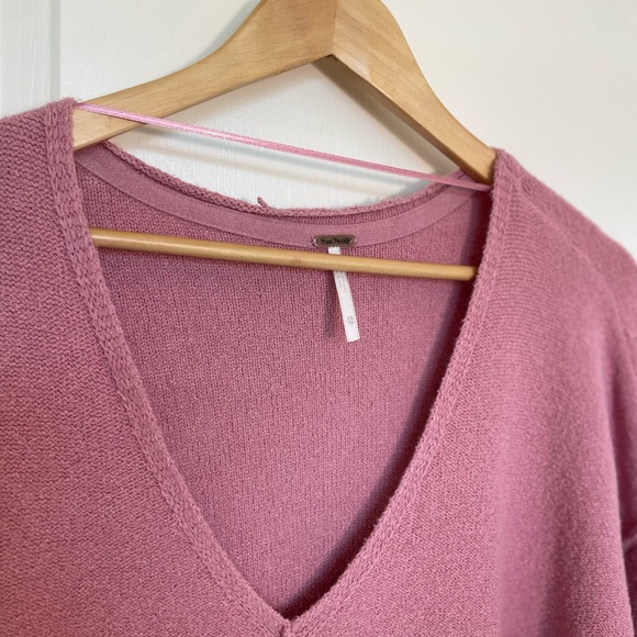 Free People Women’s Pink V-Neck Oversized Sweater - Picture 4 of 7